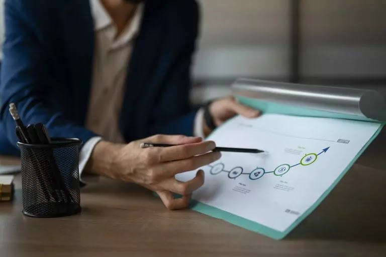 Menedzher ukazyvayet na polozhitel'nuyu dinamiku rosta.